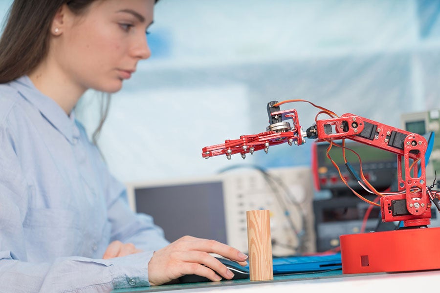 Studentin in einer Roboterklasse