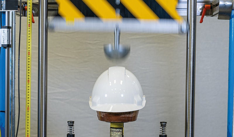 Simulation eines Gewichts, das auf einen Helm fällt
