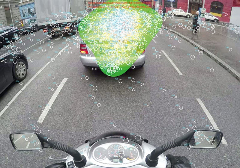 Blickbewegungsbereich aus der Sicht einer bzw. eines Motoradfahrer:in, die hinter einem Auto herfährt. In diesem zweiten Bild ist der Sichtbereich deutlich eingeschränkter als im ersten Bild.