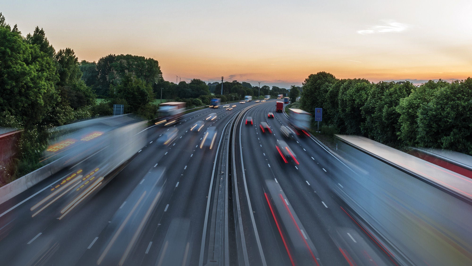 eine schnell befahrene Autobahn