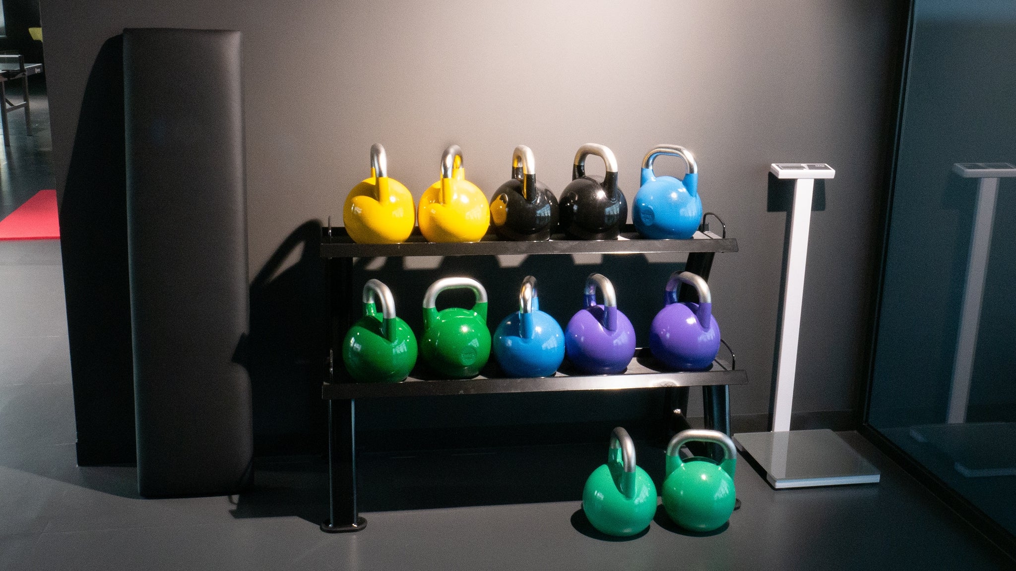 Kettlebells auf einem Regal