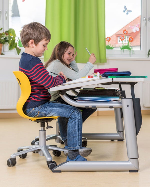 Volksschulkinder sitzen auf passenden Sesseln