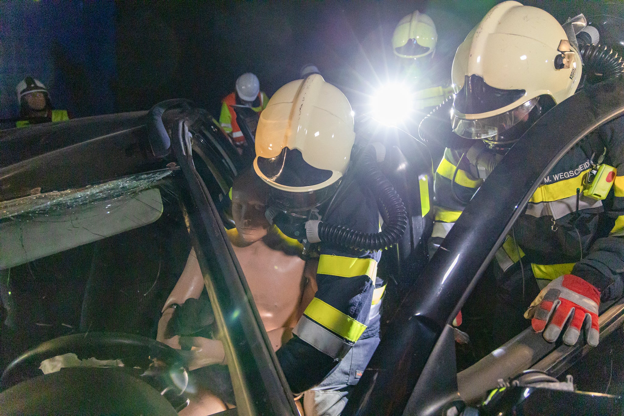 Arbeiten unter Atemschutz mit hydraulischem Rettungsgerät