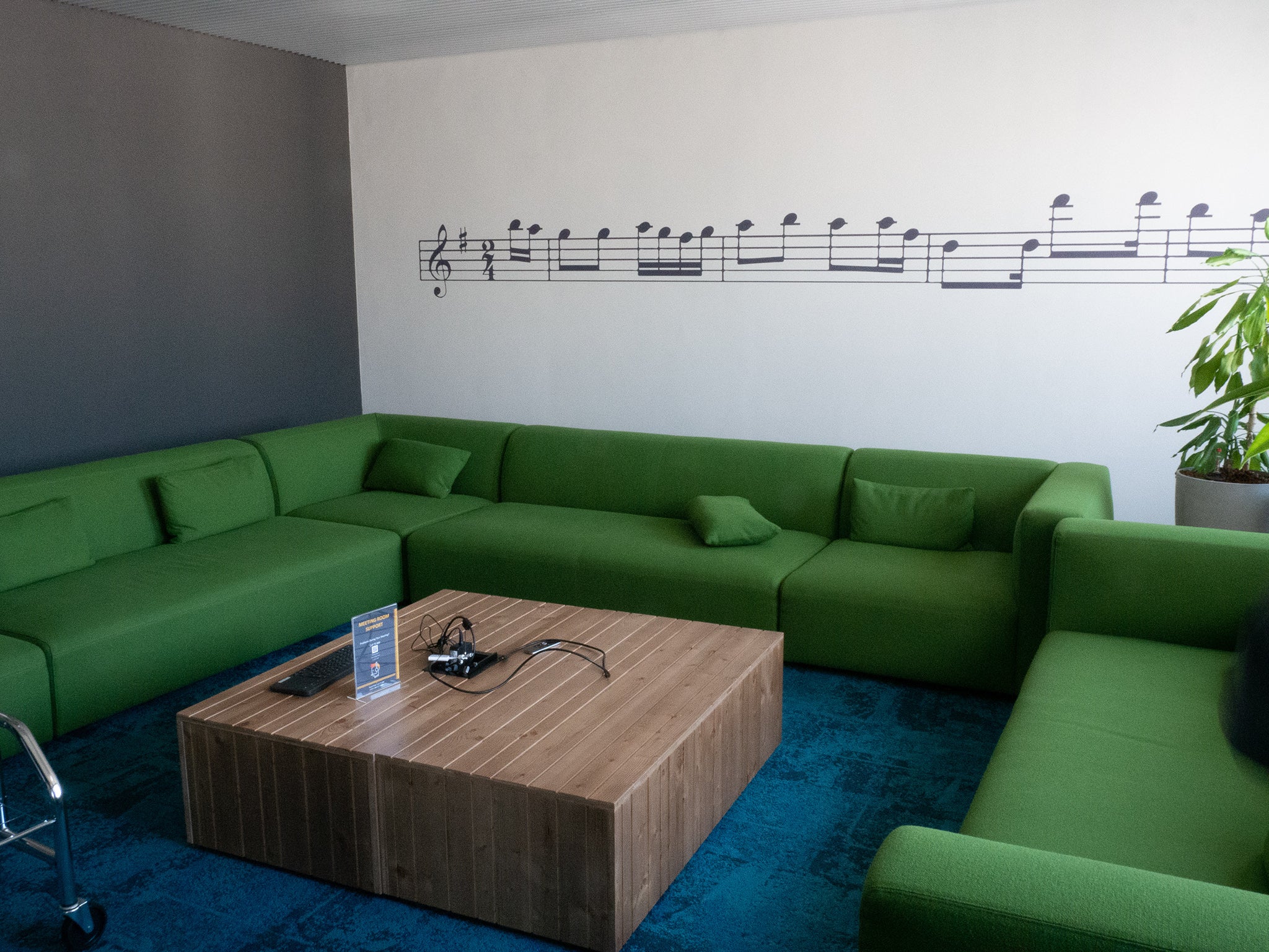 Kreativraum „Mozart“ mit Noten der Papageno-Arie an der Wand