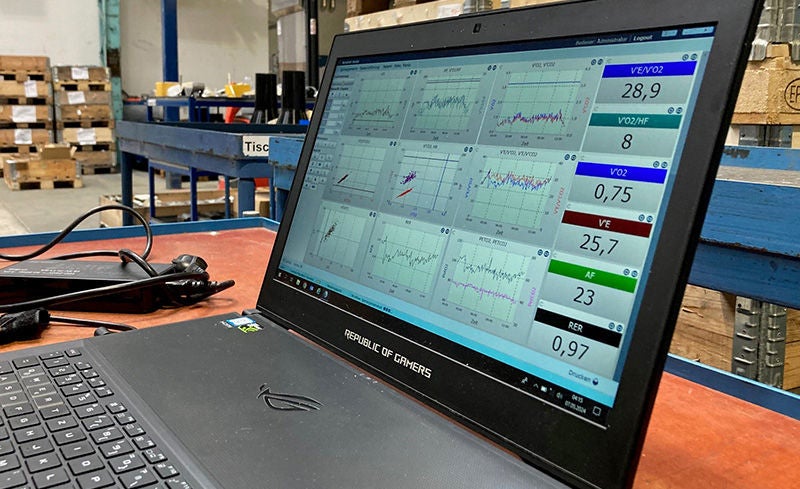 Laptop zeigt Messdaten einer mobilen Spiroergometrie in einer Industrieumgebung