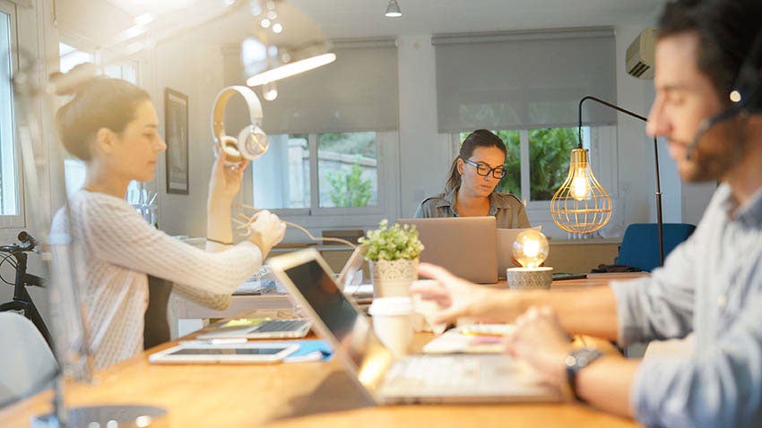 Drei Kollegen in einem Co-Working-Space