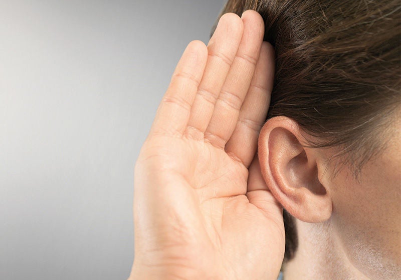eine Hand hinter der Ohrmuschel um zu signalisieren, dass man schlecht verstanden hat