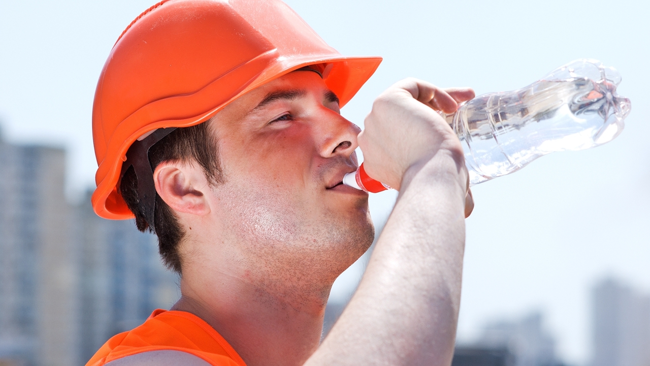 Bauarbeiter trinkt Wasser