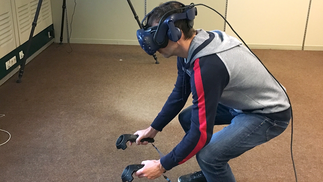 Autor mit Headset und Controllern bei der Arbeit im virtuellen Raum
