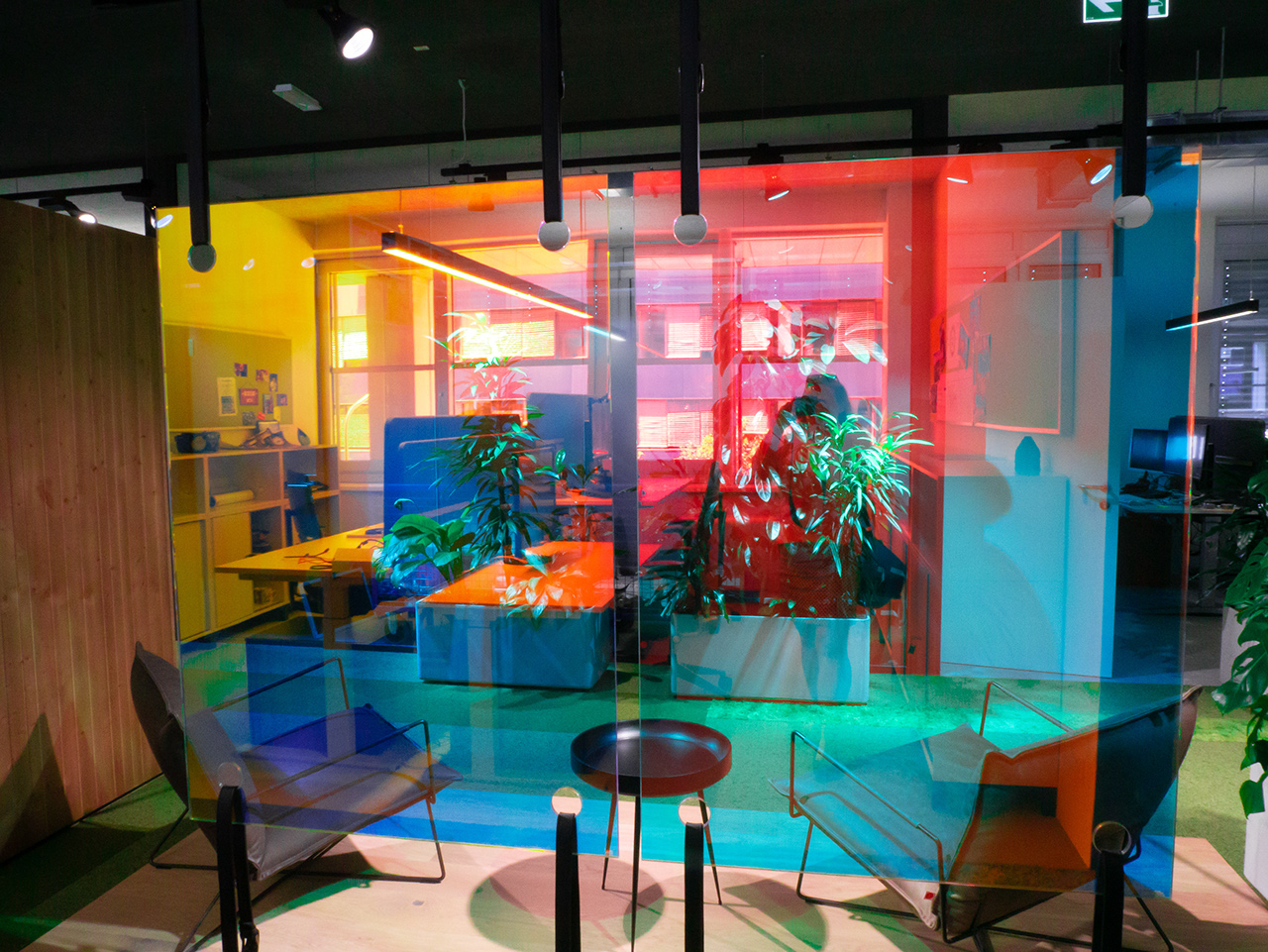 Futuristisch glänzende Glasscheiben als Raumteiler