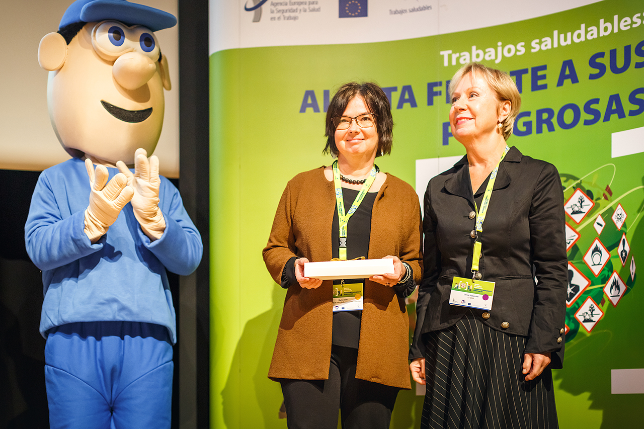 DI Marion Jaros nimmtvon EU-OSHA-Direktorin Dr. Christa Sedlatschek die Auszeichnung als „Good-Practice- Empfehlung“ für das Projekt WIDES entgegen