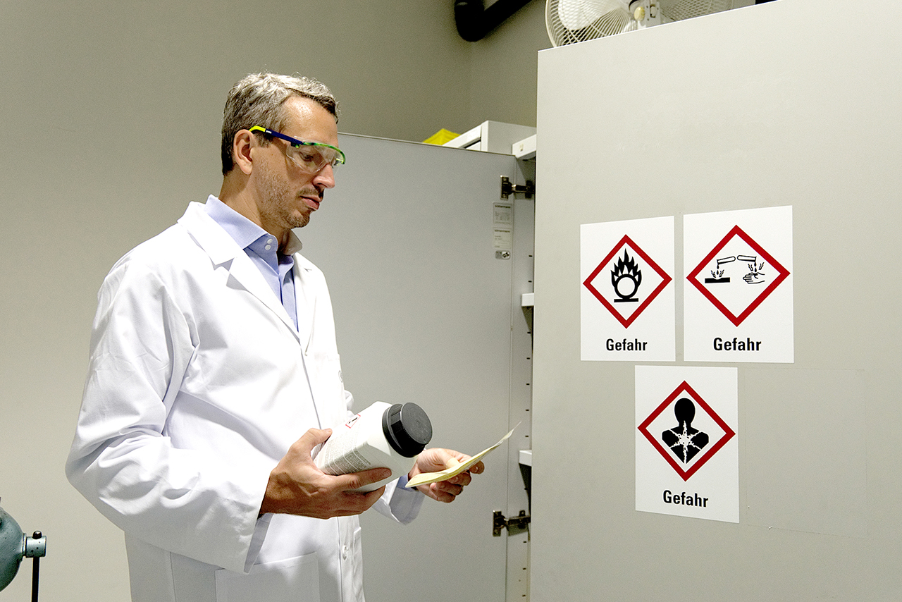 Schränke mit Chemikalien sind mit Gefahrenpiktogrammen gekennzeichnet
