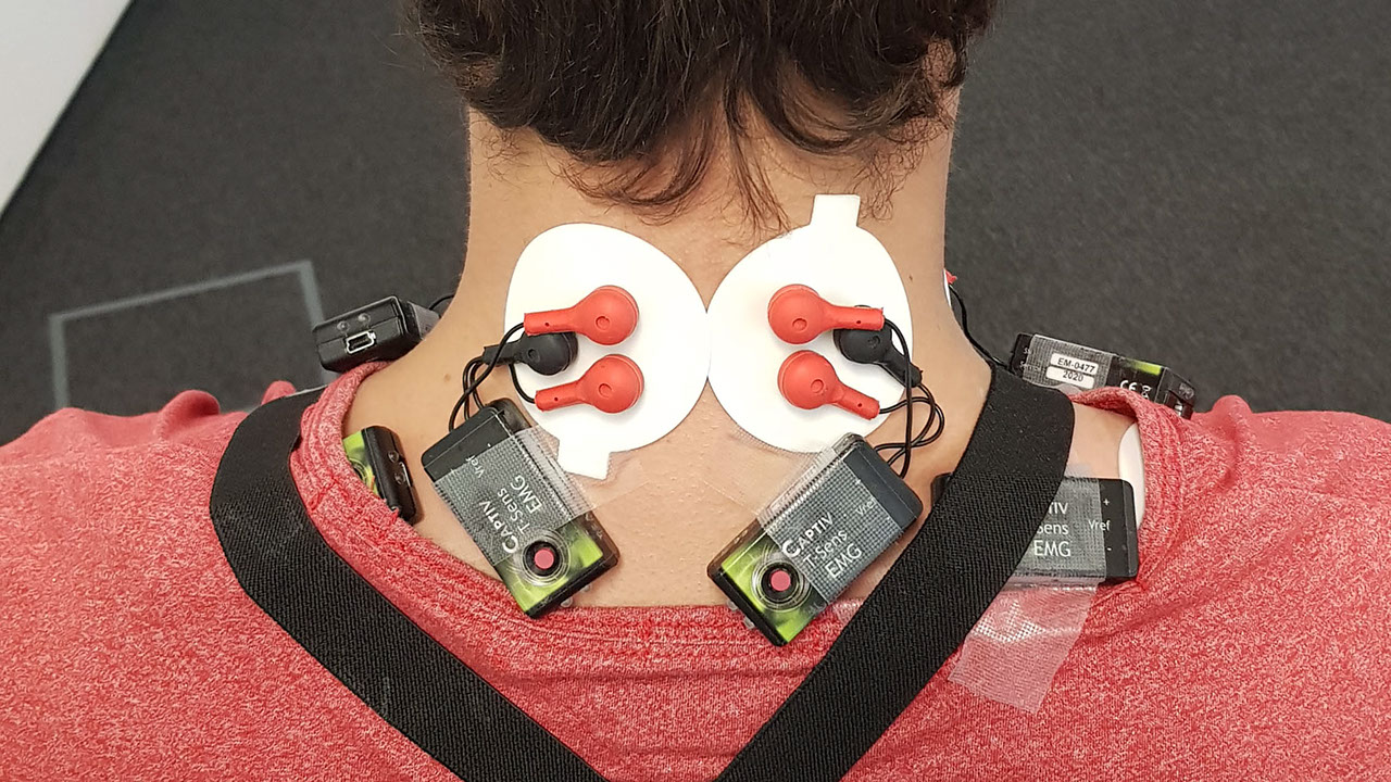 Bild zeigt einen Mann von hinten, an dessen Nacken Elektroden angeklebt sind
